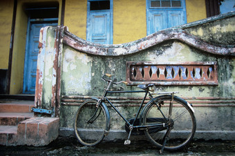 暗色调<strong>老旧</strong>自行车摄影图