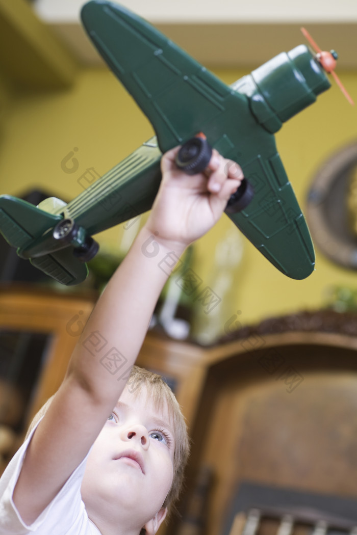 暗色调玩飞机的孩子摄影图