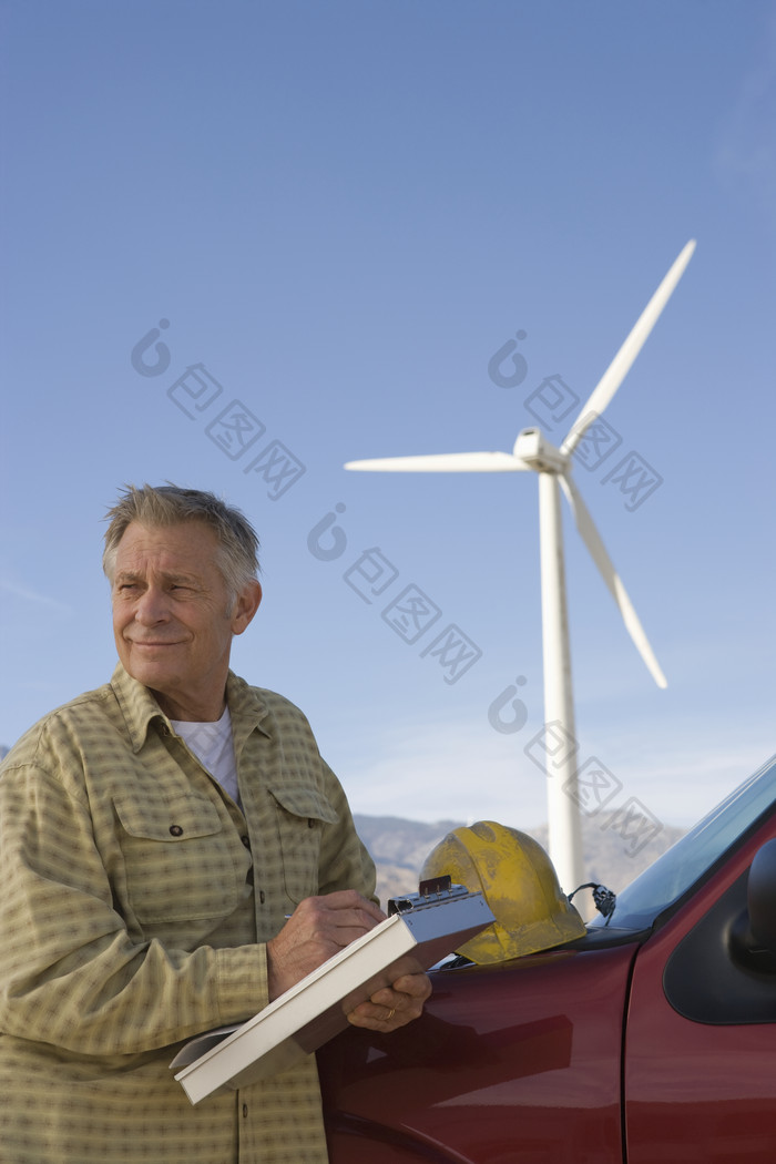 新能源风车记录的工人
