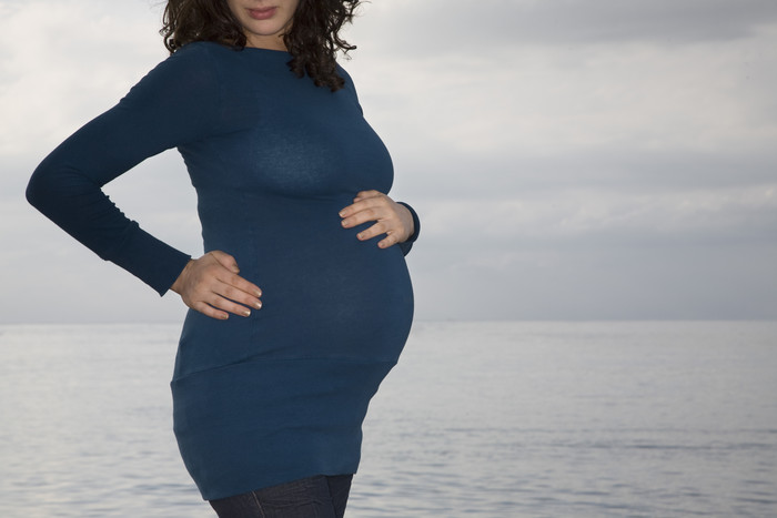 抚摸肚子的孕妇摄影图