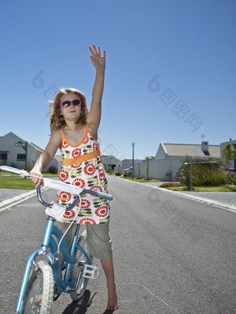 公路上骑自行车的儿童