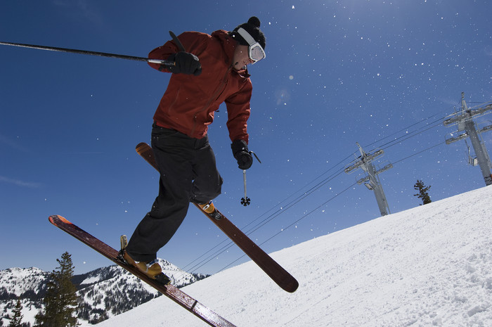 雪地上专业滑雪人物