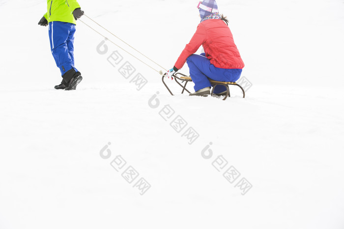 简约雪中滑行摄影图