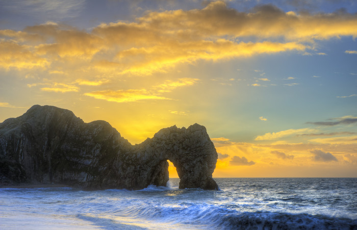 金色夕阳下的岩石海岸
