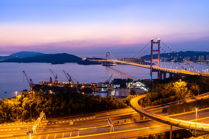 夜色里的道路和桥梁