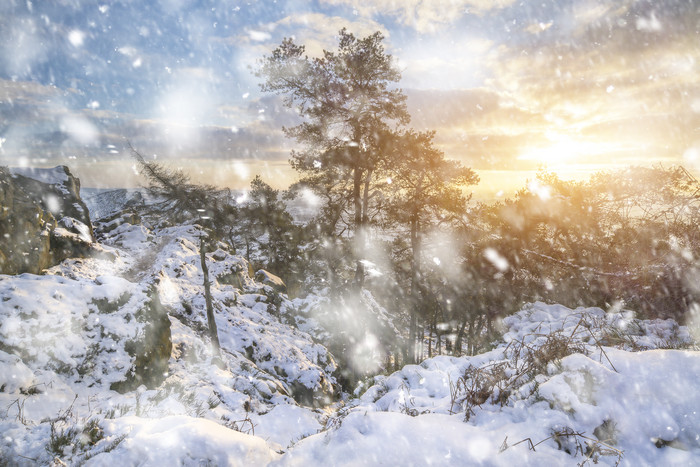 雪花中的山岳自然风光