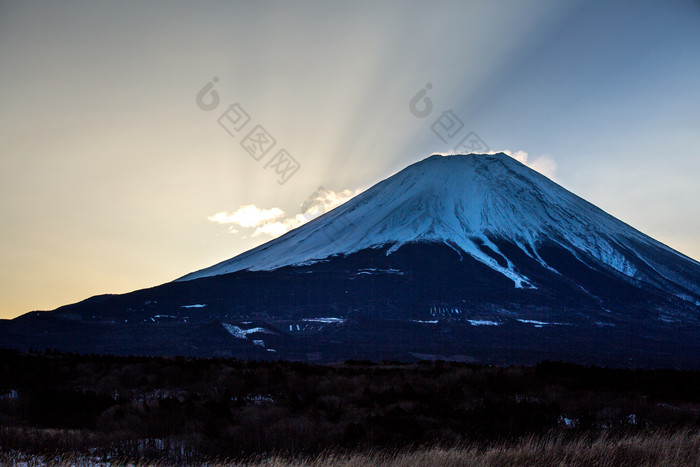 黎明日出的雪山山峰