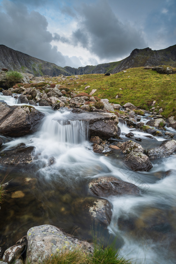 山峰中川流不息的河流