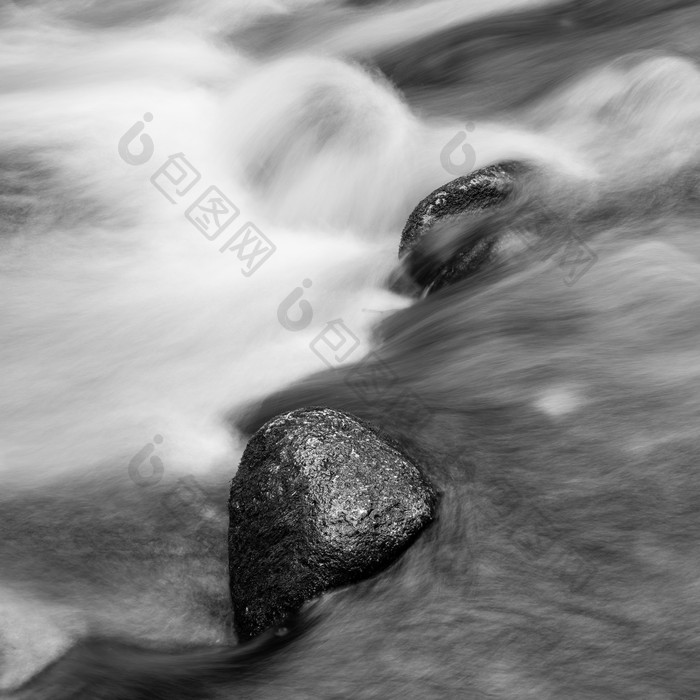河流中的岩石摄影图