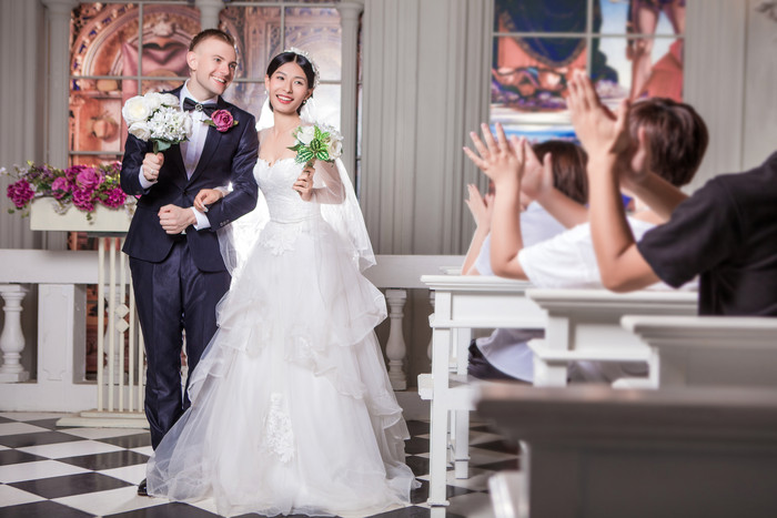 教堂结婚的夫妻摄影图