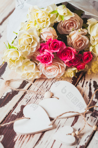 爱心木牌挂件和玫瑰花