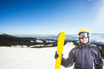 暗色调在山坡滑雪摄影图