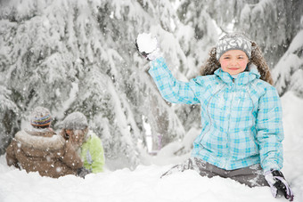 简约打雪仗的女孩子摄影图