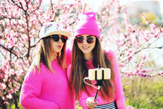 桃花树前的两个女孩