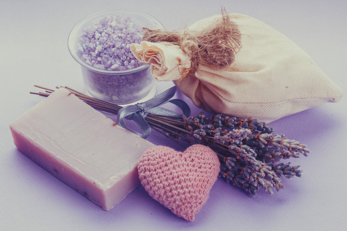 香皂和紫色薰衣草摄影图