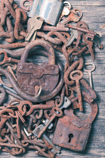 生锈的铁锁和钥匙
