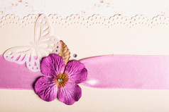 紫色鲜花的蝴蝶剪纸