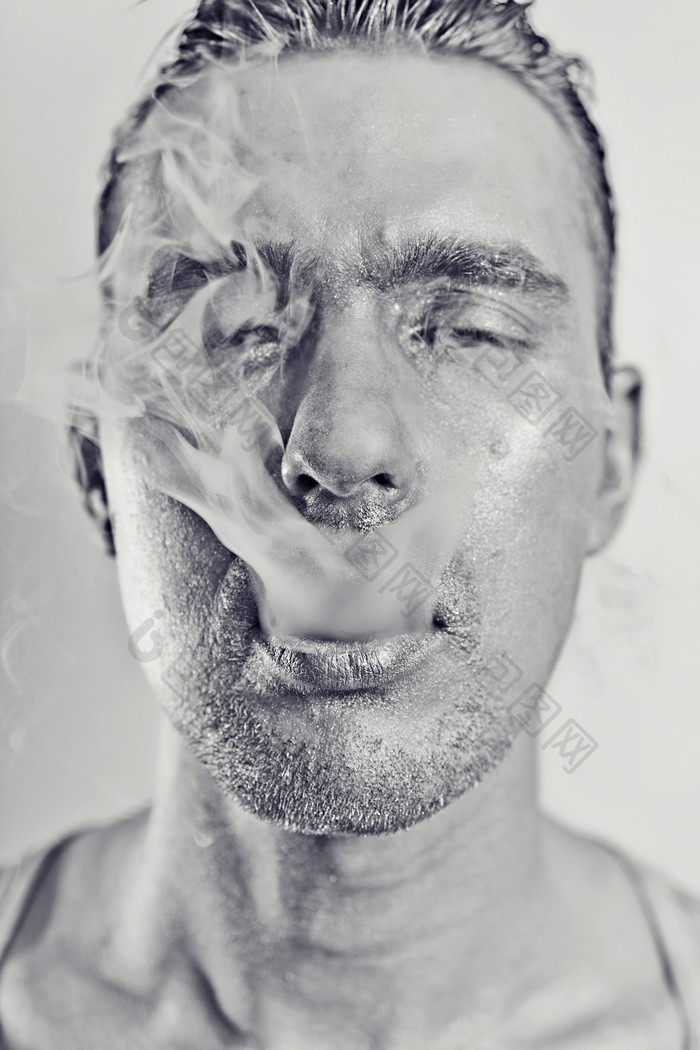 灰色调男烟民摄影图