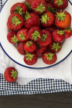 红色调新鲜的草莓摄影图