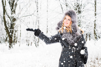 冬季<strong>赏雪</strong>的女人摄影图