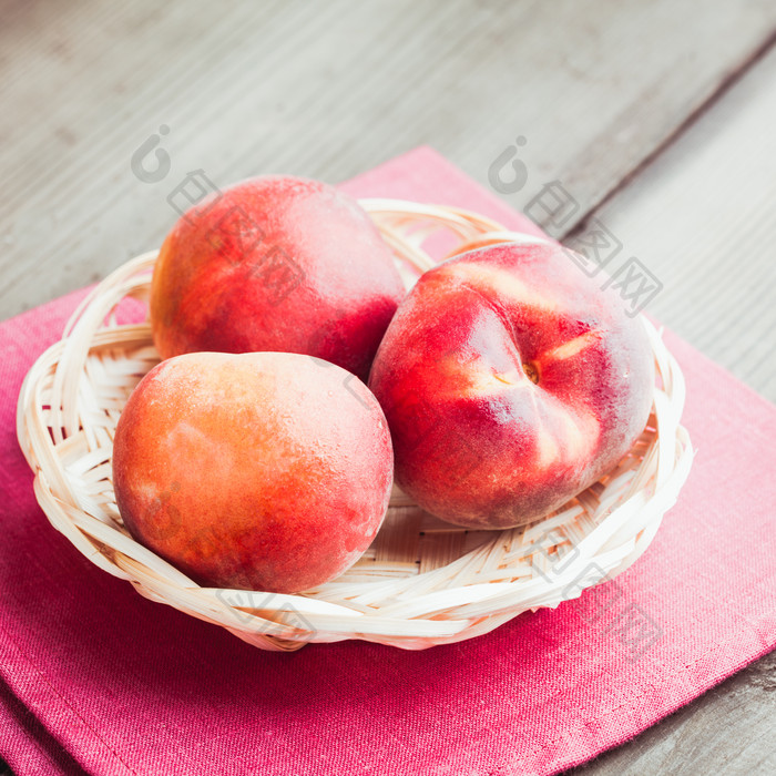 果盘里的桃子摄影图