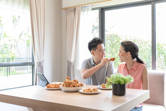 丈夫给妻子喂食物