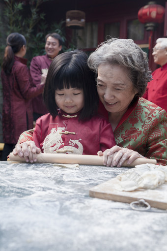 祖孙一起<strong>擀饺子皮</strong>摄影图