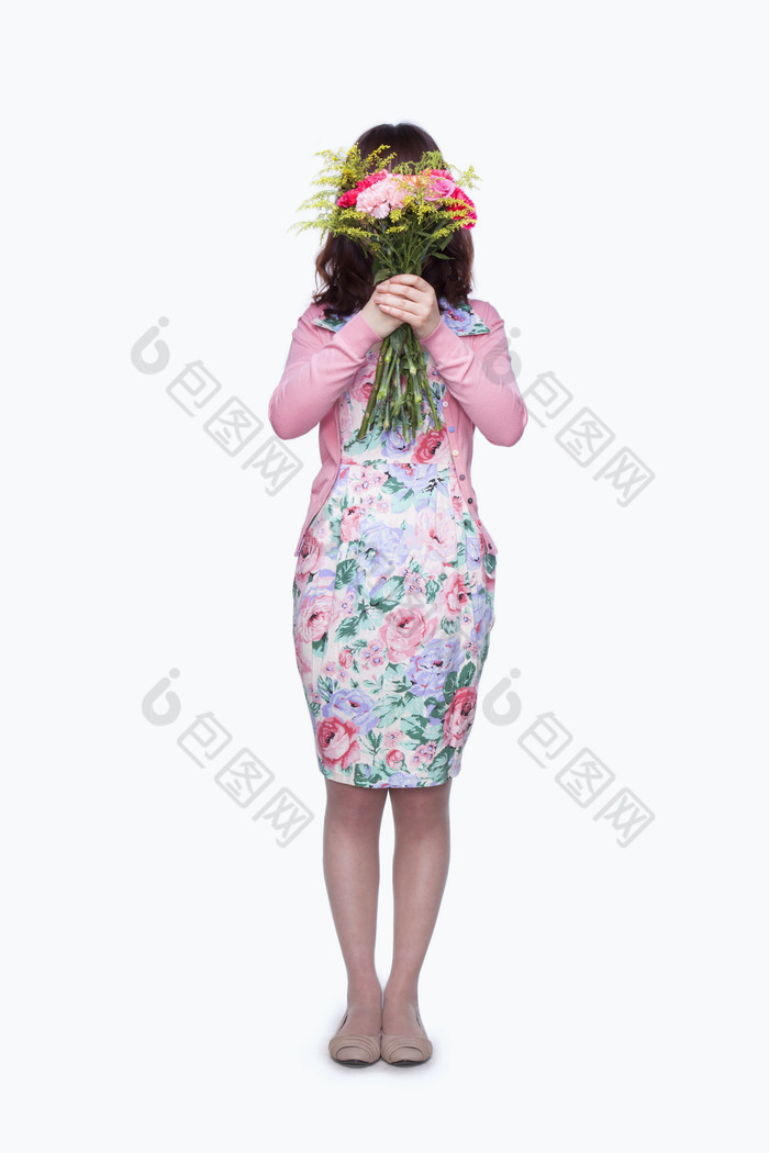 女人年轻的花裙子花束惊喜遮住粉色的摄影图