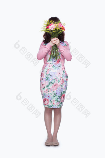 女人年轻的<strong>花裙子</strong>花束惊喜遮住粉色的摄影图