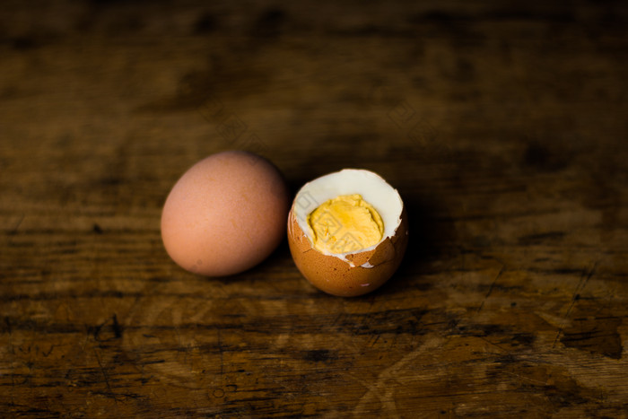 暗色调煮好的鸡蛋摄影图