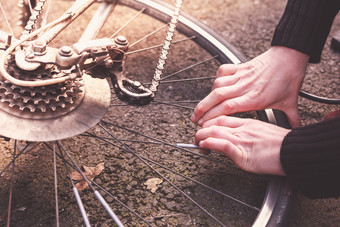 暗色调修理自行车摄影图