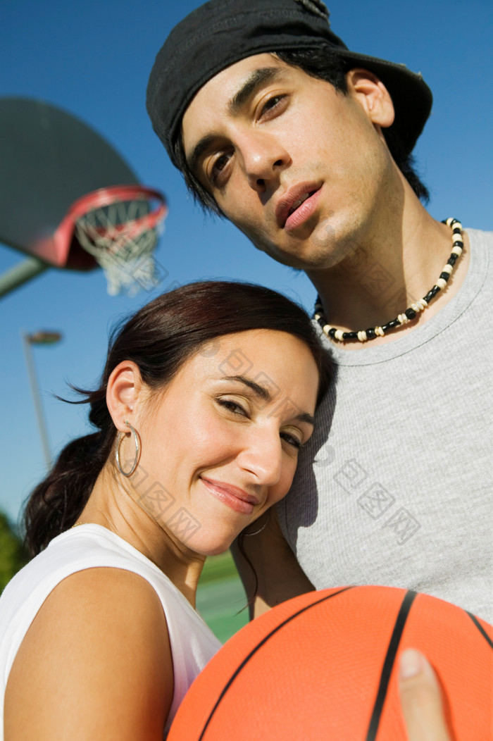 打篮球的情侣摄影图