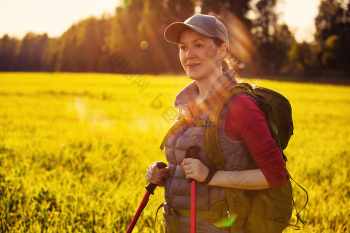 草地徒步旅行的女人