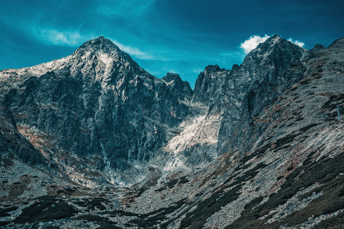 大自然黑色岩石山峰