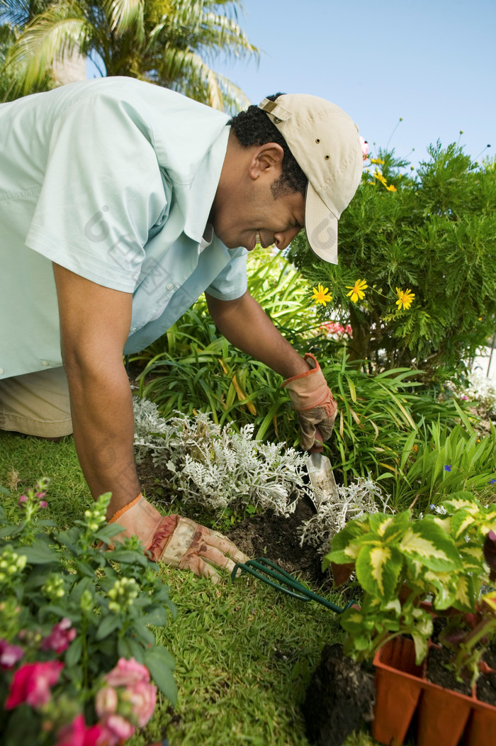 戴鸭舌帽的园艺师图片-包图网