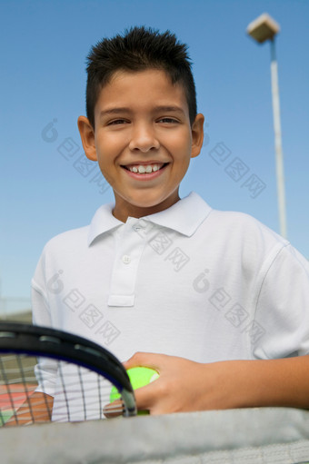 蓝色调打网球的小男孩摄影图