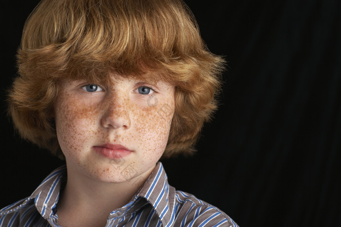 满脸麻子的金发男孩