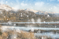 雪花中的山脉风景