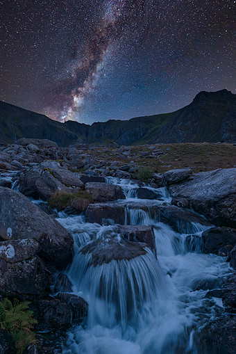 夏季星空下的河流图片下载