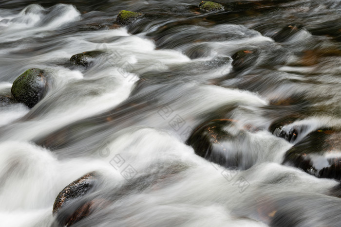【川流不息河流摄影图】图片下载-包图网