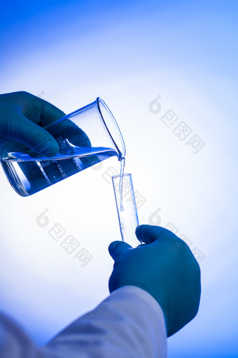科学家把烧杯中的液体倒入试管中