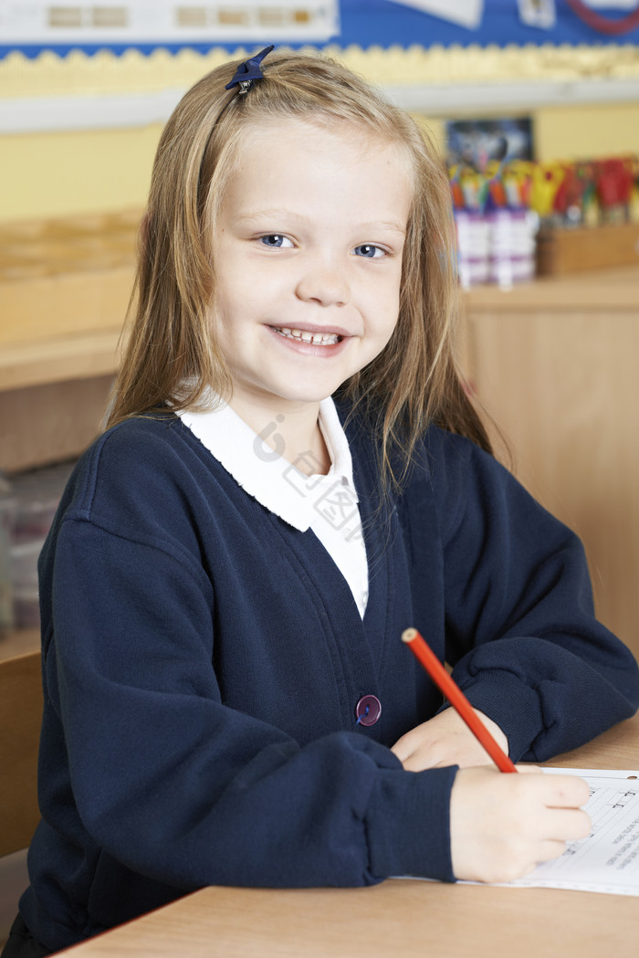 女孩坐在教室开心写字图片