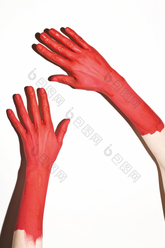 涂满红色油漆的手