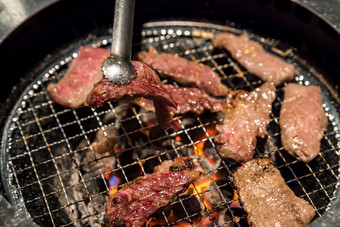 日式木炭烤肉的摄影图
