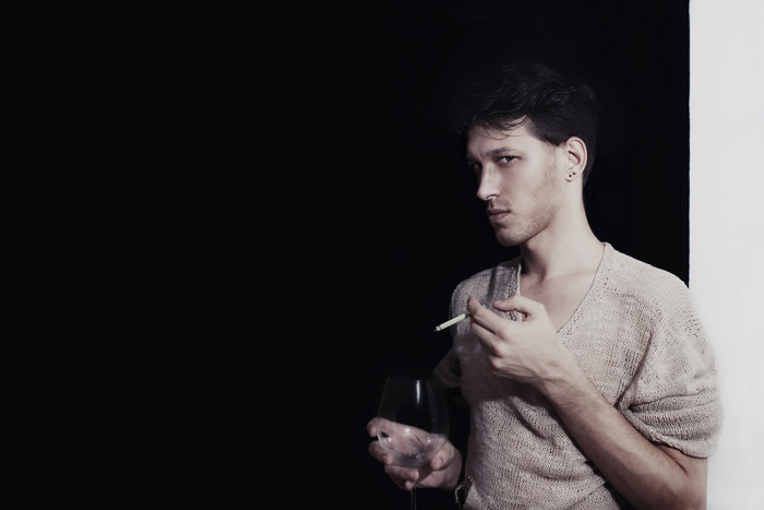 抽香烟的男人摄影图