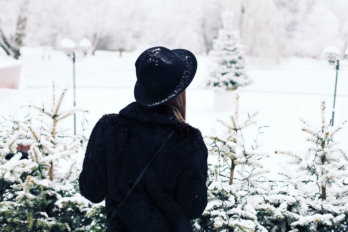 冬天雪季女孩背影