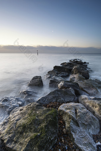 海岸边的岩石石头