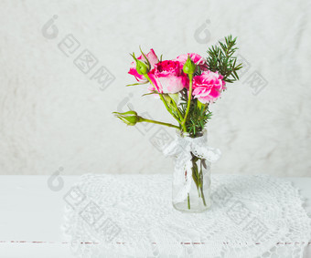 白色<strong>桌布</strong>上的鲜花花卉