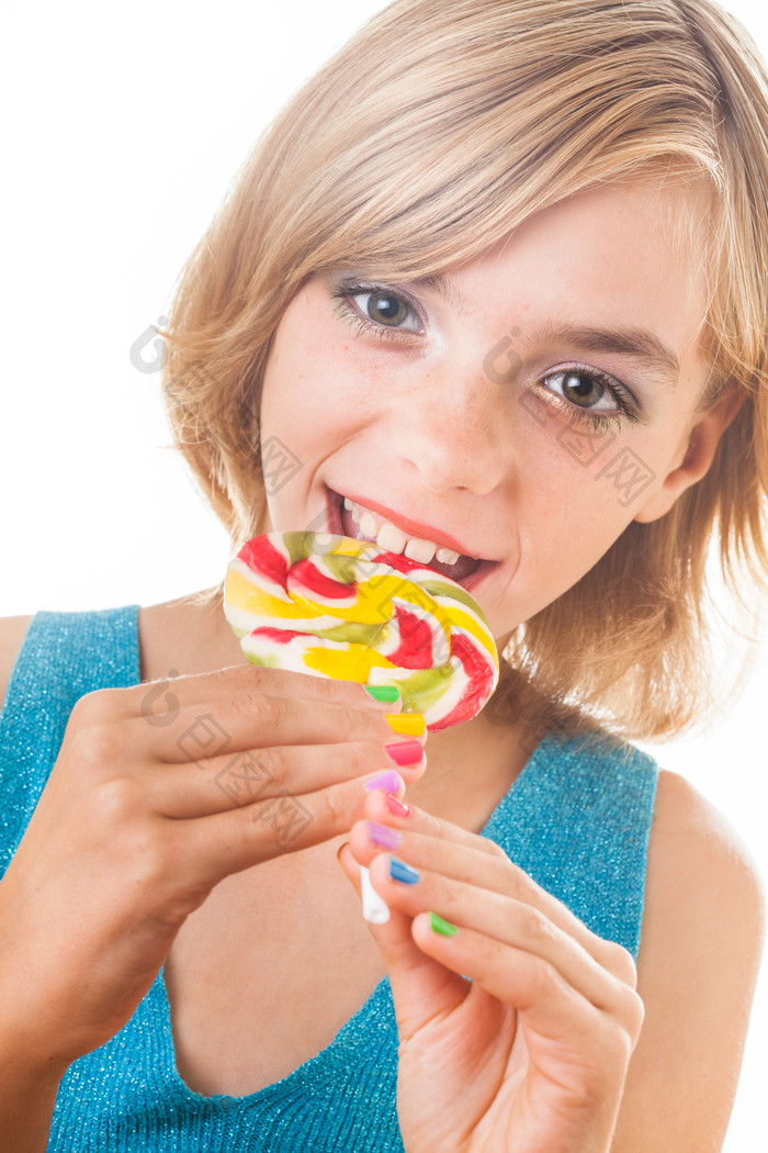 吃棒棒糖的女孩摄影图