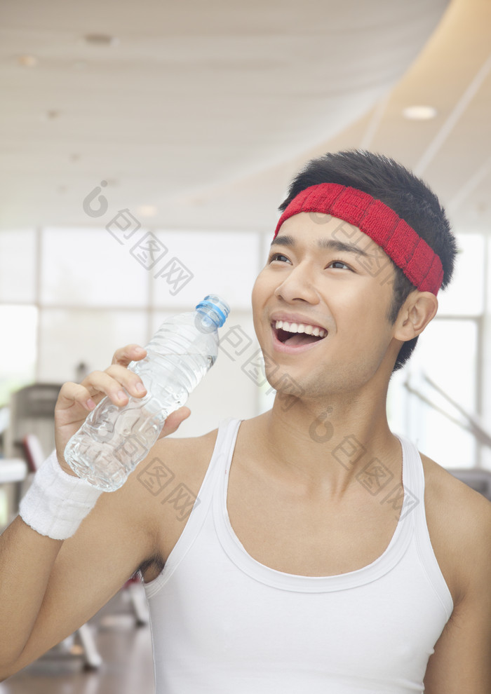 喝水的运动男孩摄影图